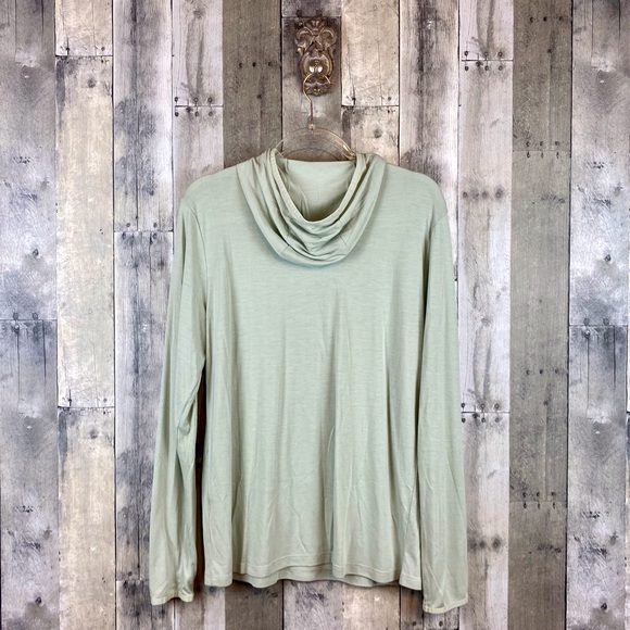 Free Fly Men's Elevate Lightweight Hoodie in Desert Sage Size Medium. - Picture 3 of 16